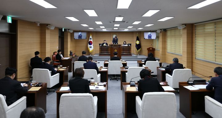 [부여=뉴시스] 조명휘 기자 = 부여군의회가 19일 제300회 임시회를 개회하고 있다. (사진= 부여군의회 제공) 2026.03.19. photo@newsis.com *재판매 및 DB 금지