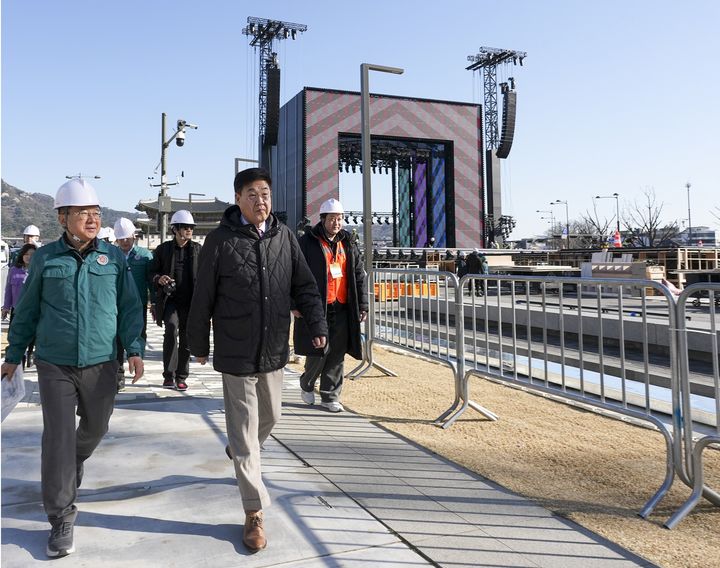 [서울=뉴시스]서울 종로구(구청장 정문헌)는 방탄소년단(BTS) 컴백 공연을 앞두고 19일 관내 공사장, 가로 시설물, 도로, 보도 전반을 점검했다. 2026.03.19. (사진=종로구 제공) *재판매 및 DB 금지