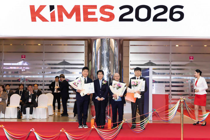 [서울=뉴시스] 19일 열린 국제의료기기·병원설비전시회 개막식에서 기념사진 촬영 중인 김진태 유비케어 대표(좌측에서 첫번째)와 정은경 보건복지부 장관(좌측에서 두번째) (사진=유비케어 제공) 2026.03.19. photo@newsis.com *재판매 및 DB 금지