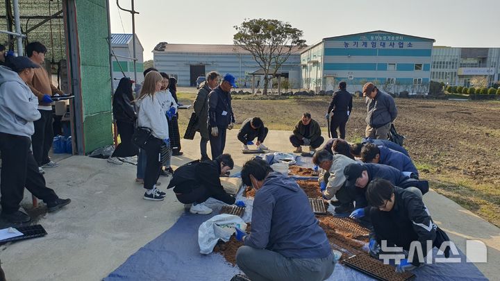[제주=뉴시스] 제주도 농업기술원에서 시행하는 기초영농기술교육. (사진=제주도 제공) photo@newsis.com
