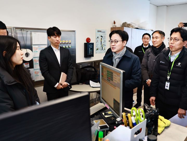 [세종=뉴시스]김정관 산업통상부 장관이 19일 범부처 합동점검단과 함께 서울 송파구에 있는 정유사 직영 주유소를 불시에 방문하여 가격, 유통, 품질 등에 불법행위가 있는지 집중적으로 점검했다.(사진=산업부 제공) *재판매 및 DB 금지