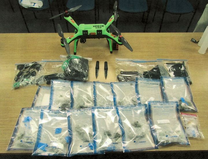 [서울=뉴시스] 원격 조종 드론이 뉴욕주 교도소에 던진 흉기와 마약, 휴대폰 등의 물품.(사진출처: 뉴욕주 교정국 페이스북) 2026.03.19.