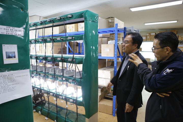 [부산=뉴시스] 부산조달청이 19일 우수조달물품 지정업체인 삼화테크를 찾아 제조 현장을 점검하고 기업 애로사항을 청취했다. (사진=부산조달청 제공) 2026.03.19. photo@newsis.com *재판매 및 DB 금지