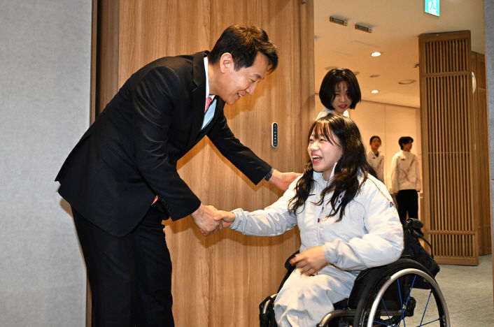 [서울=뉴시스] 오세훈 서울시장이 19일(목) ‘2026 밀라노.코르티나 동계올림픽’ 서울대표 선수단 간담회에서 김윤지 선수(장애인 노르딕스키)와 인사를 나누고 있다. 2026.03.19. (사진=서울시 제공) *재판매 및 DB 금지