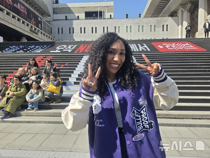 [서울=뉴시스] 이지영 기자=브라질 국적의 나티 올렌(37)은 19일 뉴시스와 인터뷰에서 서울 광화문 BTS 컴백 공연 무대 현장을 미리 구경하고 있다고 말했다. 2026.03.19. jee0@newsis.com