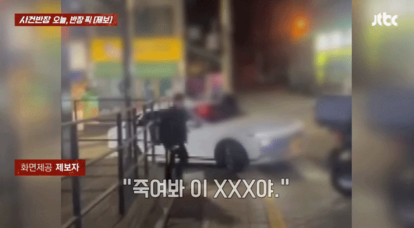 [서울=뉴시스] 서울 동작구의 골목에서 젊은 오토바이 운전자가 할아버지뻘 나이의 택시기사를 위협하고, 침까지 뱉는 사건이 벌어져 논란이 됐다. (영상=JTBC '사건반장' 캡처) *재판매 및 DB 금지