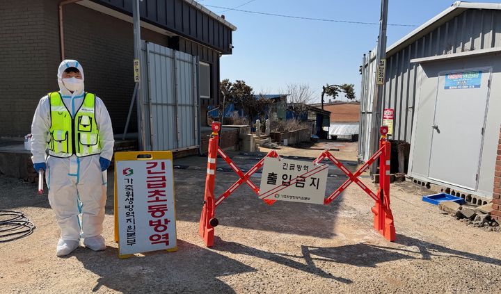 [무안=뉴시스] 전남도, H5형 조류인플루엔자(AI) 항원 검출 농장 방역현장. (사진 = 전남도 제공). 2026.03.19. photo@newsis.com *재판매 및 DB 금지