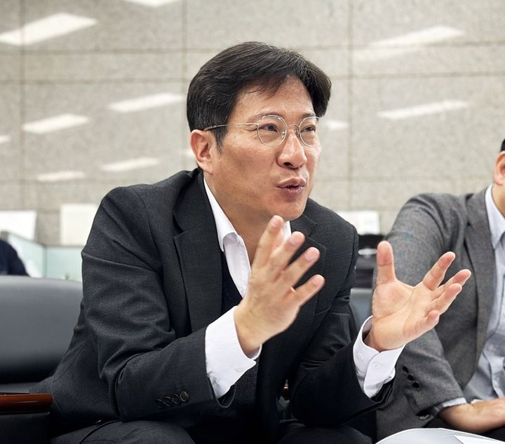 [대전=뉴시스] 김지욱 조달청 디지털공정조달국장이 19일 정부대전청사 기자실에서 '공공조달 AI 전환 계획'에 대해 설명하고 있다. *재판매 및 DB 금지