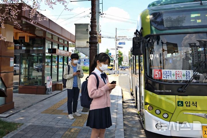 [경주=뉴시스] 경주 황성공원 시립도서관 일원 버스정류장. 인공지능 생성 이미지. (사진=경주시 제공) 2026.3.19. photo@newsis.com