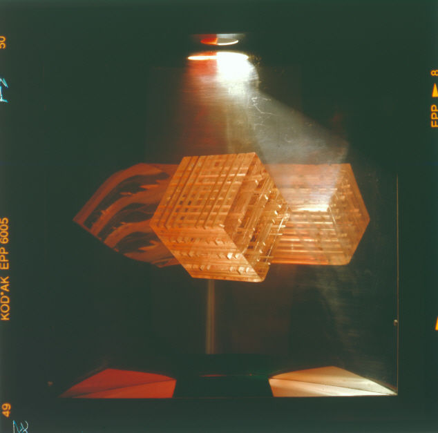 알렉산다르 스르네츠, ‘오브제 130370’, 1970, 알루미늄, 플렉시글라스, 전구, 전기 모터, 43.5 × 44.4 × 20 cm, 자그레브 현대미술관 소장 (사진=경기문화재단 제공) *재판매 및 DB 금지