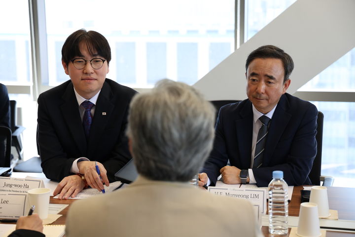 [사진=뉴시스] 국가인공지능전략위원회는 19일 하정우 청와대 인공지능(AI)·미래기획수석(왼쪽)과 임문영 국가인공지능전략위원회 부위원장이 방한 중인 리사 수 AMD 최고경영자(CEO)를 만나 AI 협력 방안을 논의했다고 밝혔다. (사진=국가AI전략위 제공) 2026.03.19. photo@newsis.com *재판매 및 DB 금지