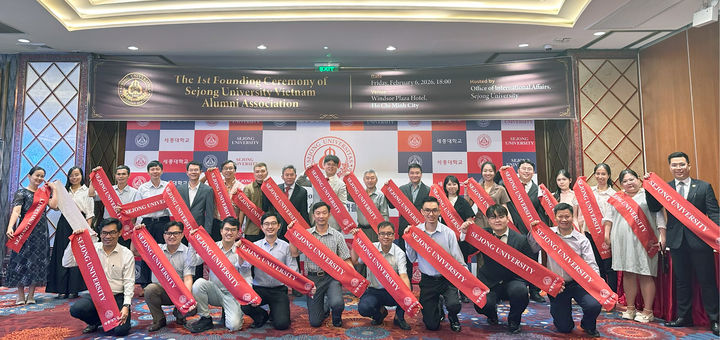 [서울=뉴시스] 지난달 6일 베트남 호치민에서 개최된 '세종대 베트남 유학생 동문회 창립총회'의 참가자들이 기념 촬영을 하고 있다. (사진=세종대 제공) 2026.03.19. photo@newsis.com *재판매 및 DB 금지