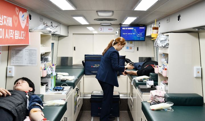 [서울=뉴시스] 한미그룹 임직원이 상반기 사랑의 헌혈 캠페인에 참여하고 있다. (사진=한미그룹 제공) 2026.03.21. photo@newsis.com *재판매 및 DB 금지