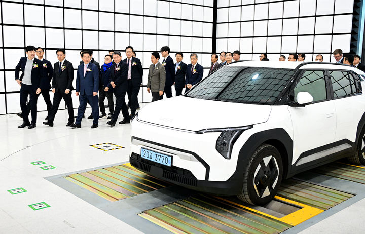 [인천=뉴시스] 유정복 인천시장이 19일 서구 커넥티드카 인증평가센터에서 열린 '커넥티드카 인증평가센터 개소식'에서 시설을 살펴보고 있다. (사진=인천시 제공) 2026.03.19. photo@newsis.com *재판매 및 DB 금지