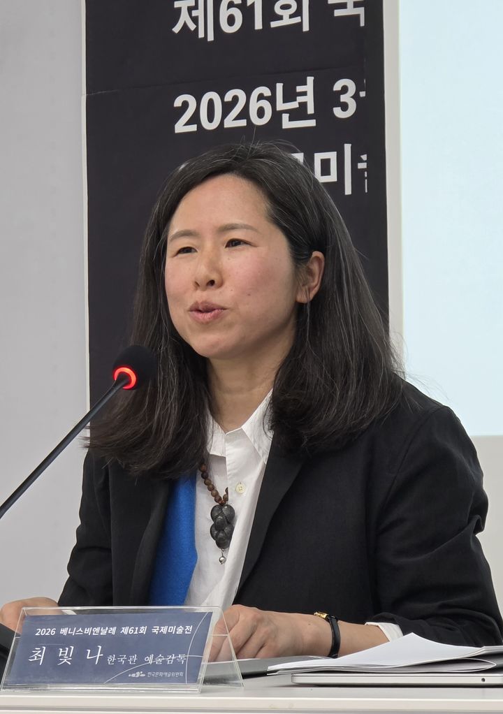 [사진=박현주 미술전문기자]최빛나 예술감독이 한국관 전시를 설명하고 있다. *재판매 및 DB 금지