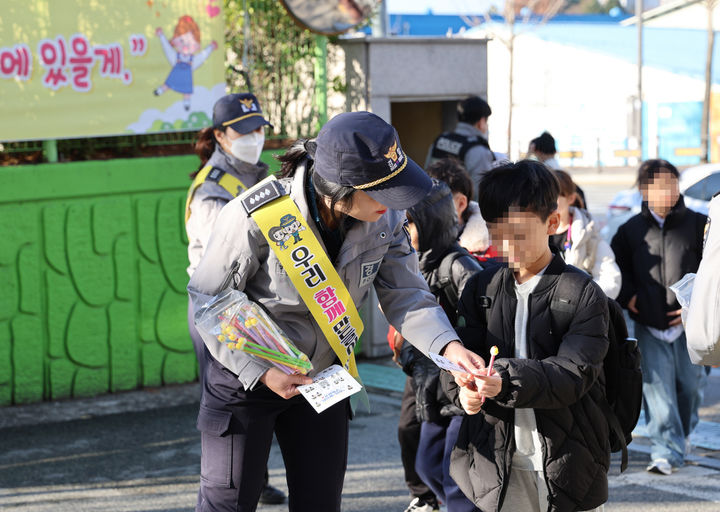 [광주=뉴시스] 광주 광산경찰서 소속 경찰관들이 19일 오전 어룡초등학교 정문 앞에서 신학기 학교폭력 예방과 어린이 교통안전을 위한 합동 캠페인을 하고 있다. (사진=광주 광산경찰서 제공) 2026.03.19. photo@newsis.com *재판매 및 DB 금지