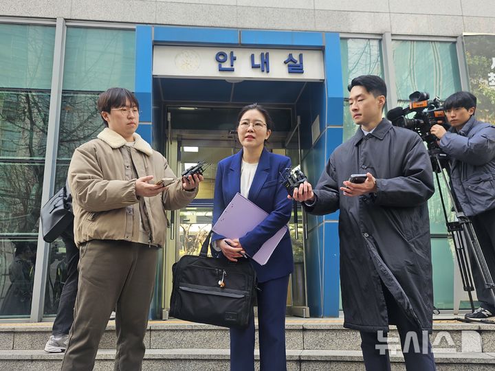 [서울=뉴시스] 조성하 기자 = 고소인 측 법률대리인 이보라 변호사가 19일 오후 서울 종로구 청사에서 열린 장경태 의원 성추행 의혹 사건 수사심의위원회에 앞서 취재진에 입장을 밝히고 있다. 2026.03.19. create@newsis.com