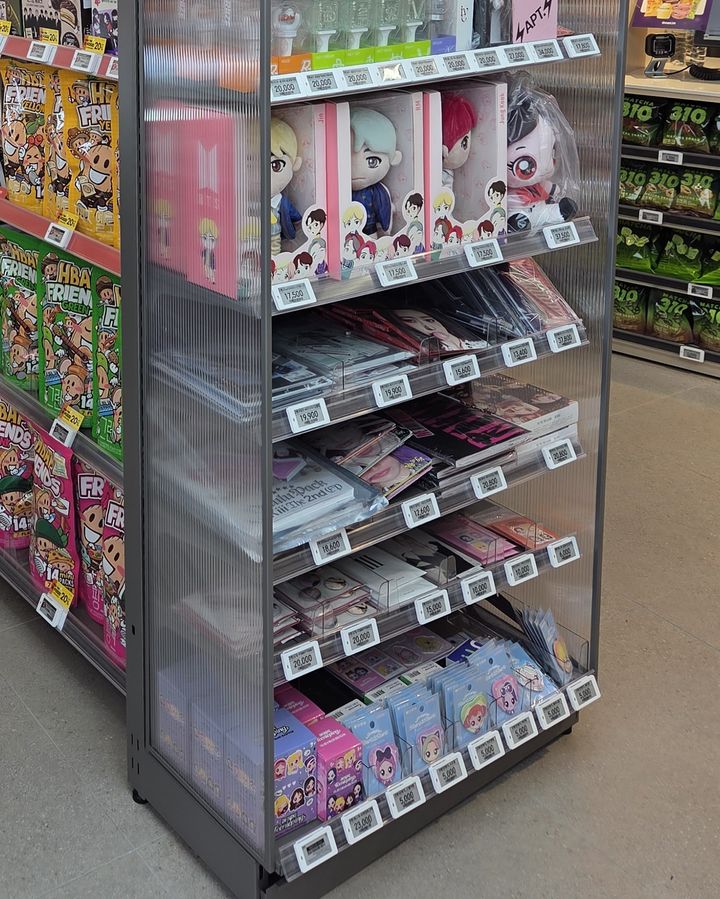 [서울=뉴시스] 이마트24 K-푸드랩 지점에 있는 'K-컬처존' 이미지. 방탄소년단 굿즈를 비롯한 케이팝 아티스트의 상품이 전시돼 있다. (사진=이마트24 제공) 2026.03.19. photo@newsis.com *재판매 및 DB 금지