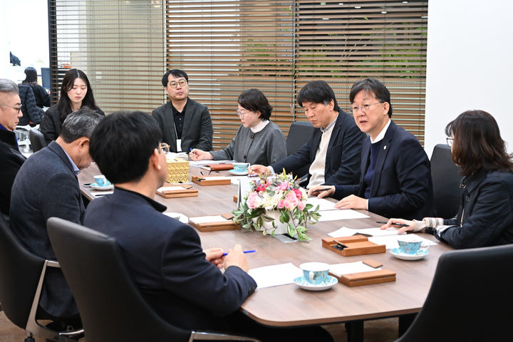 [안산=뉴시스] 이민근 경기 안산시장(오른쪽 두번째)이 18일 안산 상공회의소에서 열린 '중동사태 지역 기업 피해상황 점검 간담회'에서 참석자들과 대응방안 논의를 하고 있다. (사진=안산시 제공) 2026.03.19. photo@newsis.com *재판매 및 DB 금지