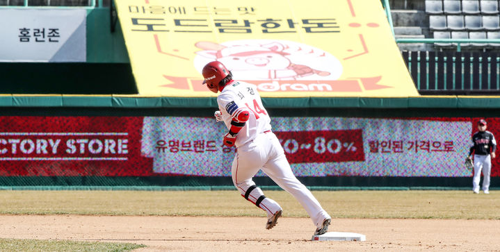 [서울=뉴시스] 프로야구 SSG 랜더스 최정이 19일 인천 SSG랜더스필드에서 열린 2026 신한 쏠 KBO리그 시범경기 LG 트윈스전 4회 홈런을 친 뒤 베이스를 돌고 있다. (사진=SSG 랜더스 제공) 2026.03.19. *재판매 및 DB 금지