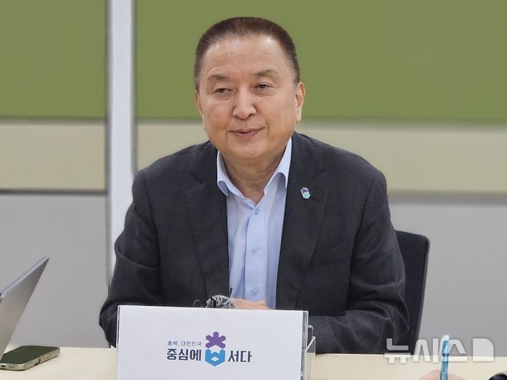 [청주=뉴시스] 이도근 기자 = 19일 국민의힘 공천관리위원회의 컷오프와 경찰의 사전 영장 신청에 항의해 삭발한 김영환 충북도지사가 충북도청 기자실에서 소회를 밝히고 있다. 2026.03.19. nulha@newsis.com