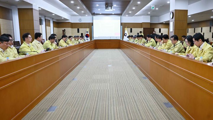 [세종=뉴시스] 김정관 산업통상부 장관이 19일 확대간부회의를 개최하고 중동 정세 등 대내외 불확실성 관련 산업자원안보 대응체계를 점검했다. (사진=산업부 제공) 2026.03.19. photo@newsis.com *재판매 및 DB 금지