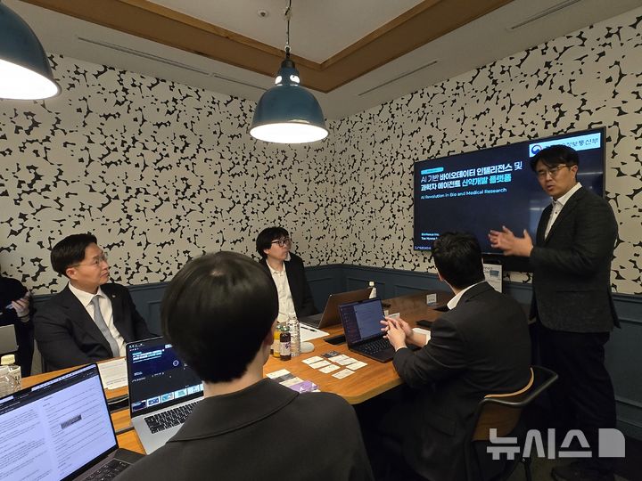 [서울=뉴시스]구혁채 과학기술정보통신부 제1차관(왼쪽 끝)이 19일 서울 서초구 바이오넥서스를 방문해 바이오 분야 인공지능(AI) 과학자 개발과 관련한 김태형 바이오넥서스 대표(오른쪽 끝)의 설명을 듣고 있다. (사진=윤현성 기자)