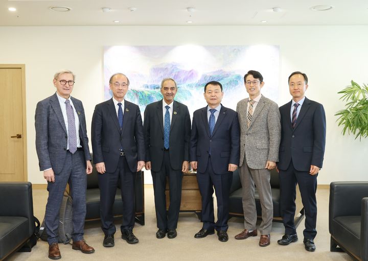 [세종=뉴시스]윤석대 한국수자원공사 사장이 대전 본사를 방문한 국제대댐회 임원진과 면담을 하고 기념사진을 촬영하고 있다. 사진 오른쪽 세 번째부터 윤석대 한국수자원공사 사장, 국제대댐회 데벤드라 쿠마르 샤르마(Devendra Kumar Sharma) 총재, 테츠야 수미(Tetsuya Sumi) 부총재, 프레데릭 코레제(Frederic Correge) 사무총장이다.(사진=한국수자원공사 제공) *재판매 및 DB 금지