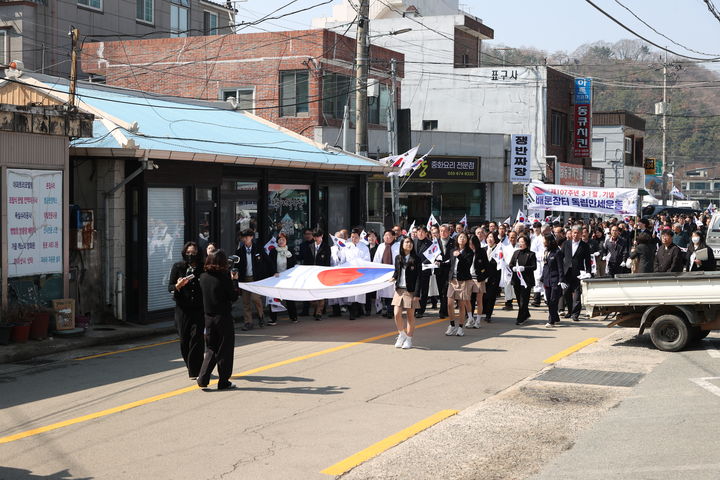 [고성(경남)=뉴시스] 신정철 기자= 경남 고성군은 제107주년 3·1절을 맞아 19일, 회화면 배둔리 3·1운동 창의탑 행사장에서 ‘제107주년 3·1절 기념 배둔장터 독립만세운동 기념행사’를 거행했다. 사진은 350여 명의 참석자들이 창의탑을 출발해 회화면 배둔시장을 지나는 길을 함께 행진하며 107년 전 배둔장터에 울려 퍼진 그 날의 함성을 재현하고 있다.(사진=고성군 제공).2026.03.19. photo@newsis.com&nbsp; *재판매 및 DB 금지