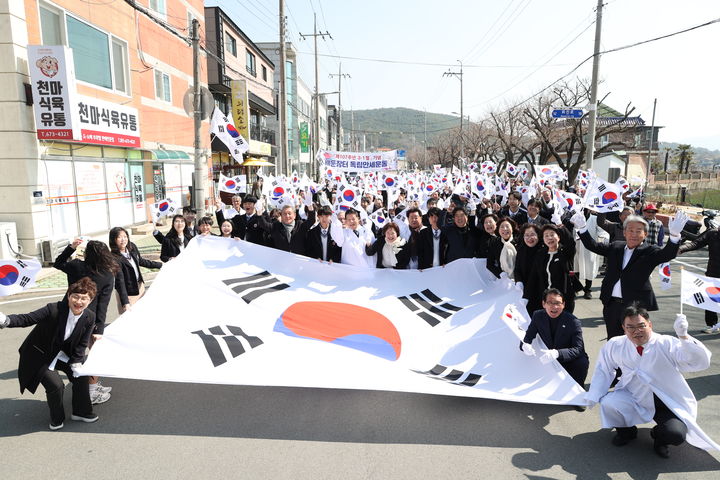 [고성(경남)=뉴시스] 신정철 기자= 경남 고성군은 제107주년 3·1절을 맞아 19일, 회화면 배둔리 3·1운동 창의탑 행사장에서 ‘제107주년 3·1절 기념 배둔장터 독립만세운동 기념행사’를 거행했다.(사진=고성군 제공).2026.03.19. photo@newsis.com&nbsp; *재판매 및 DB 금지