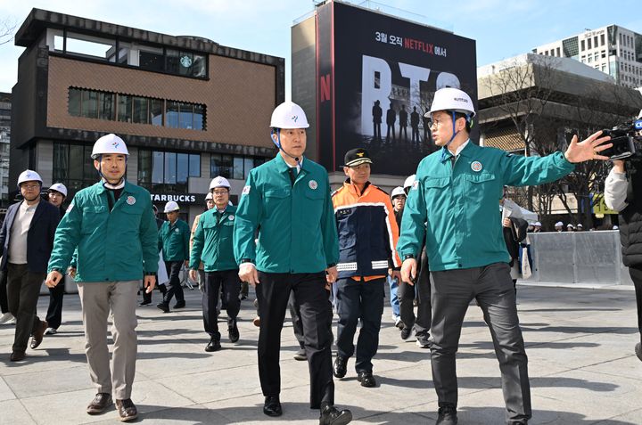 [뉴시스] 오세훈 서울시장이 19일 오후 방탄소년단 컴백공연이 열릴 광화문광장을 찾아 안전시설 설치 현황, 군중 동선 등을 점검하고 하고 있는 모습. (사진=서울시 제공) 2026.3.19 *재판매 및 DB 금지