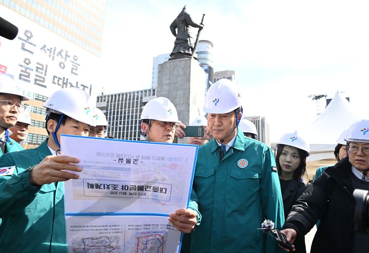 [뉴시스] 오세훈 서울시장이 19일 오후 방탄소년단 컴백공연이 열릴 광화문광장을 찾아 안전시설 설치 현황, 군중 동선 등을 점검하고 하고 있는 모습. (사진=서울시 제공) 2026.3.19 *재판매 및 DB 금지