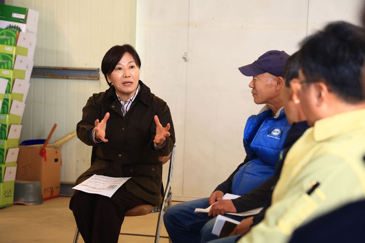 [평택=뉴시스] 송미령 농림축산식품부 장관은 19일 경기 평택시 인근 농협 알뜰주유소와 시설채소 재배 현장을 찾아 면세유 공급 상황을 점검하고 간담회를 진행했다. (사진 = 농식품부 제공) 2026.03.19. 