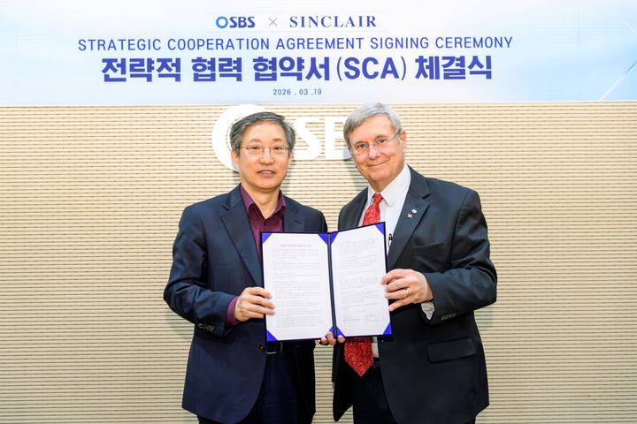 [서울=뉴시스]방문신 SBS 사장(왼쪽)과 델 팍스 싱클레어 기술 총괄 사장(사진=SBS 제공) 2026.03.19. photo@newsis.com *재판매 및 DB 금지
