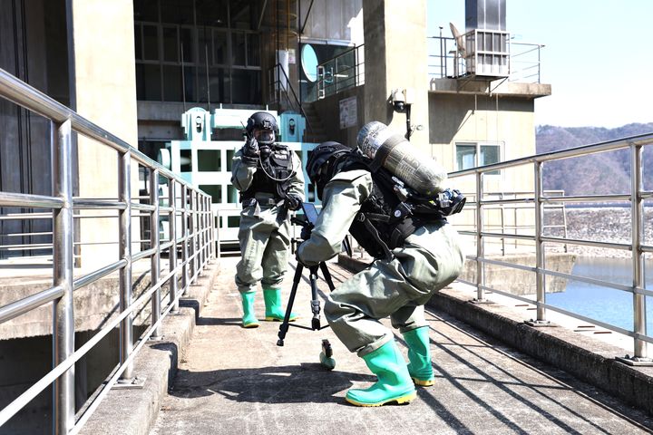 [횡성=뉴시스] 육군 36사단 CRST 장병들이 원점지역 일대에서 화생방 물질을 탐지하고 있다. (사진=육군 제36보병사단 제공) 2026.03.19. photo@newsis.com *재판매 및 DB 금지