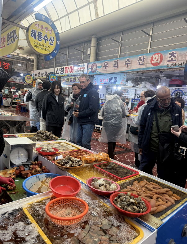 [통영=뉴시스] 신정철 기자= ‘2025-26 클리퍼 세계일주 요트대회(Clipper Round the World Yacht Race)’ 통영 기항지 행사 ‘PORT WEEK’ 3일 차인 지난 18일, 선수단은 통영 전통시장과 마트 등을 방문해 약 200명이 사용할 향후 항해용 식품과 생필품을 직접 구매하며 지역 상권과의 교류를 이어갔다.(사진=통영시 제공).2026.03.19. photo@newsis.com *재판매 및 DB 금지