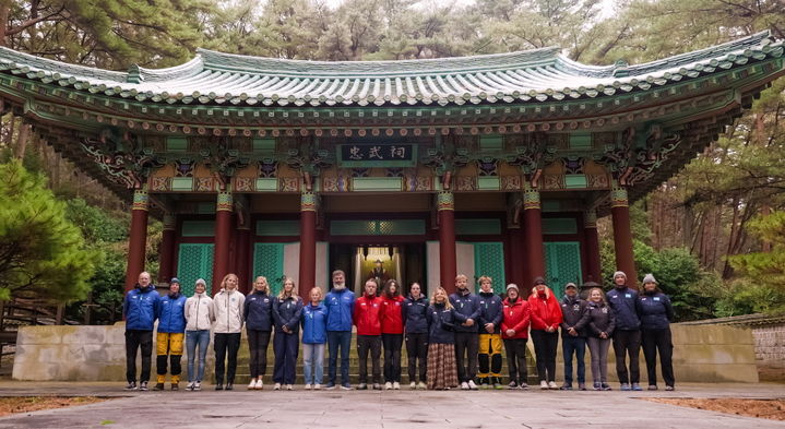 [통영=뉴시스] 신정철 기자= ‘2025-26 클리퍼 세계일주 요트대회(Clipper Round the World Yacht Race)’ 통영 기항지 행사 ‘PORT WEEK’ 3일 차인 지난 18일, 선수단 중 선장과 부선장을 중심으로 통영시 한산도 제승당 충무사을 방문해 기념사진을 촬영하고 있다.(사진=통영시 제공).2026.03.19. photo@newsis.com *재판매 및 DB 금지