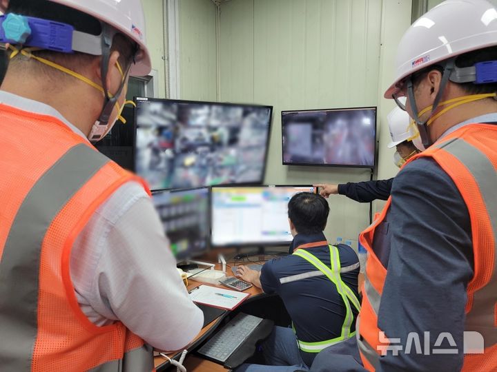 [포항=뉴시스] = AI 솔루션 개발·실증 지원 사업에 참여한 지역 AI 기업 '앰버로드' 관계자가 철강 제조 기업인 스톨베르그&삼일의 통합 관제실에서 공정 운영 현황을 모니터링하고 있다. (사진=포항시 제공) 2026.03.19. photo@newsis.com