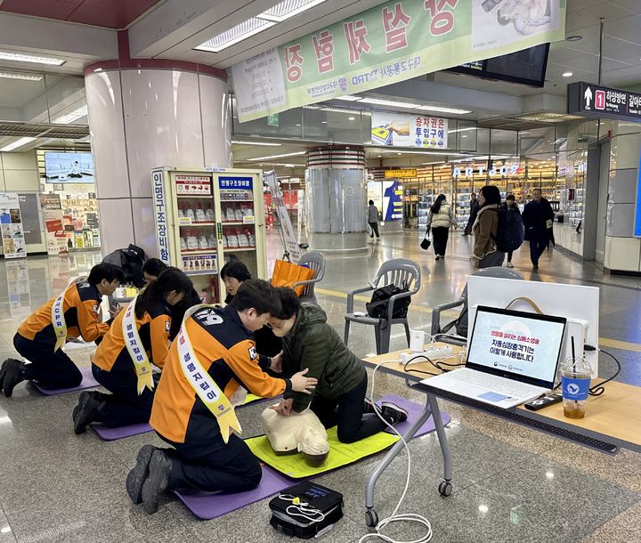 [대구=뉴시스] 대구 중부소방서는 2026년 3월 환승역 연계 '내가 살린데이(Day)’를 맞아 반월당역 환승구간 내 상설체험장에서 다중이용시설 이용객을 대상으로 응급처치 교육을 실시했다. (사진=대구 중부소방서 제공) 2026.03.19. photo@newsis.com *재판매 및 DB 금지
