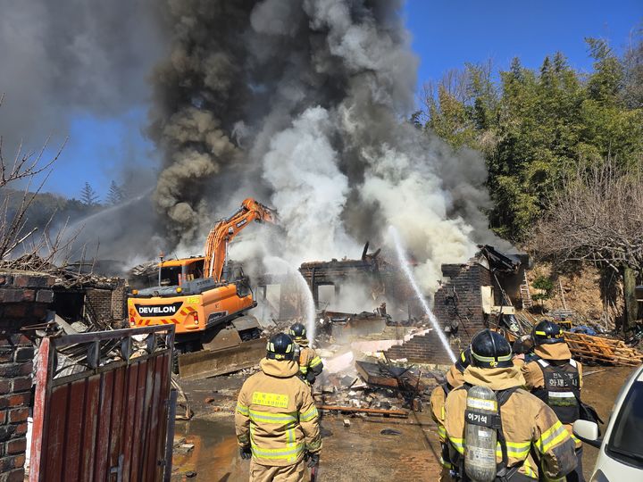 [군산=뉴시스] 19일 오전 9시16분께 전북 군산시 옥산면의 한 단독주택에서 불이 나 소방대원들이 중장비를 이용하며 화재 진압을 시도하고 있다. (사진=전북도소방본부 제공) 2026.03.19. photo@newsis.com *재판매 및 DB 금지