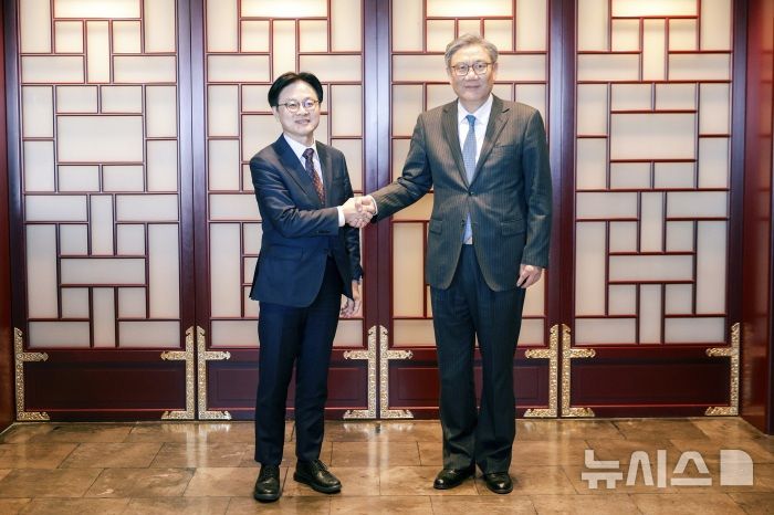 [베이징=뉴시스] 중국을 방문한 김정관 산업통상부 장관이 18일 베이징에서 중국 산업분야 담당 장관급 인사인 왕원타오 상무부장과 만나 한·중 경제·무역 협력 심화 등의 의제를 놓고 의견을 교환했다고 19일 중국 상무부가 밝혔다.(사진=중국 상무부 홈페이지 갈무리) 2026.03.19 photo@newsis.com