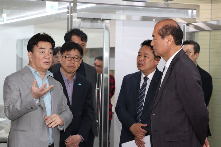[상주=뉴시스] 백종원(왼쪽) 더본코리아 대표와 강영석 경북 상주시장이 시설을 둘러보고 있다. (사진=상주시 제공) 2026.03.19 photo@newsis.com *재판매 및 DB 금지