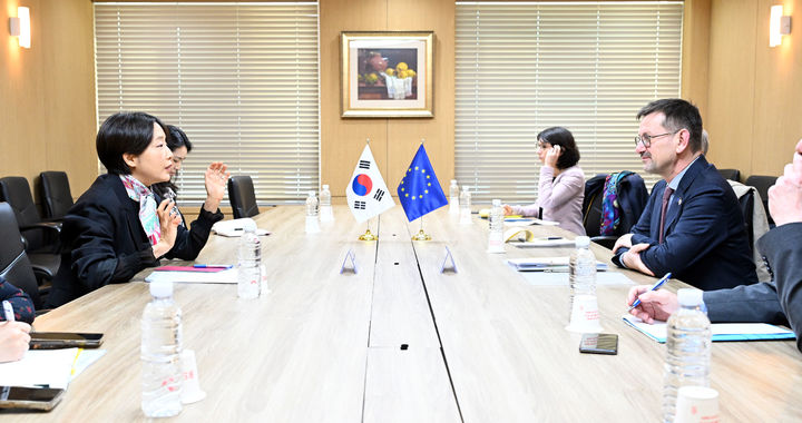 [서울=뉴시스]외교부는 정의혜 차관보가 19일 서울에서 방한 중인 에릭 쿠르츠바일 유럽연합(EU) 대외관계청(EEAS) 아태실장을 접견했다고 밝혔다. *재판매 및 DB 금지