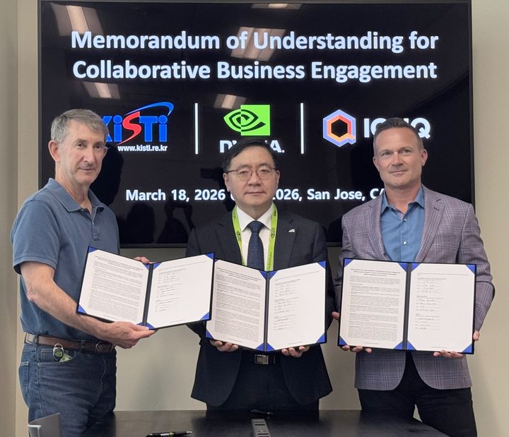 [대전=뉴시스] 한국과학기술정보연구원(KISTI)과 엔비디아(NVIDIA), 아이온큐가 18일 3자간 업무협약을 체결했다. 마크 해밀턴(Marc Hamilton) NVIDIA 글로벌 솔루션 아키텍처·엔지니어링 담당 부사장(왼쪽부터), 이식 KISTI 원장, 스콧 밀러드(Scott Millard) IonQ 최고 사업 책임자. (사진=KISTI 제공) 2026.03.19. photo@newsis.com *재판매 및 DB 금지