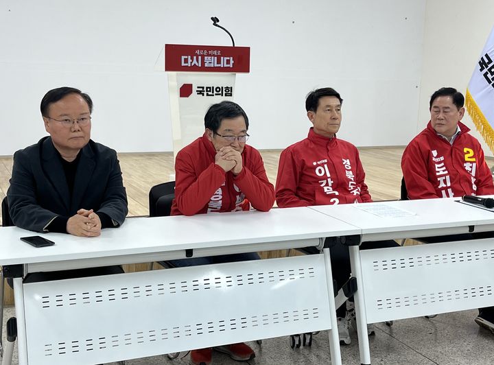 [경북=뉴시스] 정창오 기자 = 6·3 지방선거에서 국민의힘 경북도지사 공천을 신청한 김재원 최고위원(왼쪽부터)과 백승주 전 국방부 차관, 이강덕 전 포항시장, 최경환 전 경제부총리가 19일 오후 국민의힘 경북도당에서 긴급 기자회견을 열고 있다. 2026.03.19. jco@newsis.com