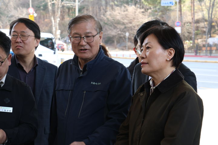  [화성=뉴시스] 송미령 농림축산식품부 장관(사진 오른쪽 첫 번째)이 19일 경기 화성시 동탄농협주유소를 방문해 박정양 동탄농협 조합장(사진 오른쪽 두 번째) 등 동탄농협주유소 관계자들로부터 면세유 공급현황을 듣고 있다.(사진=동탄농협 제공) 2026.03.19. photo@newsis.com *재판매 및 DB 금지