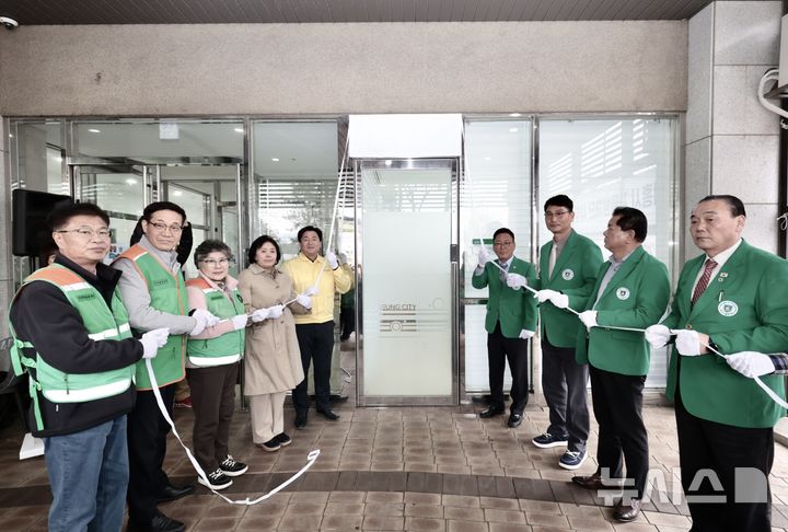 [시흥=뉴시스] 자율방재단 사무실 개소 참석자들이 현판 개봉식을 하고 있다. (사진=시흥시 제공).2026.03.20.photo@newsis.com