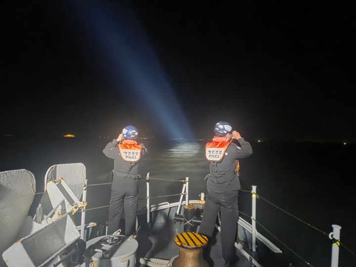 [해남=뉴시스] 19일 오후 6시10분께 전남 해남군 황산면 징의항 인근 해상에서 완도해경이 실종된 70대 남성에 대한 수색을 벌이고 있다. (사진 = 완도해양경찰서 제공) 2026.03.19. photo@newsis.com *재판매 및 DB 금지