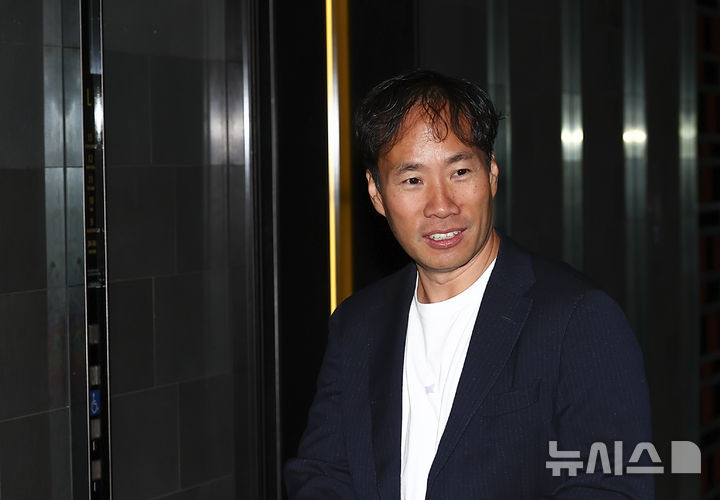 [서울=뉴시스] 김근수 기자 = 김성훈 업스테이지 대표가 19일 서울 시내의 한 호텔에서 리사 수 AMD 최고경영자(CEO)를 만나기 위해 이동하고 있다. 2026.03.19. ks@newsis.com