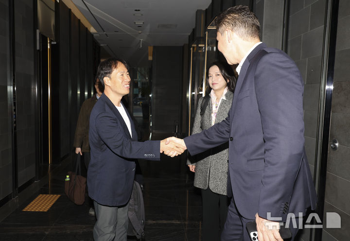 [서울=뉴시스] 김근수 기자 = 김성훈(왼쪽) 업스테이지 대표가 19일 서울 시내의 한 호텔에서 리사 수 AMD 최고경영자(CEO)를 만나기 위해 AMD 관계자와 인사를 나누고 있다. 2026.03.19. ks@newsis.com